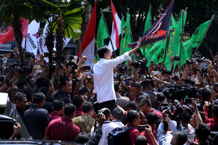 Joko Widodo menemui pendukungnya usai resmi mendaftarkan diri sebagai bakal capres didampingi Maruf Amin sebagai bakal cawapres di Komisi Pemilihan Umum RI, Jakarta, Jumat, (10/8/2018).