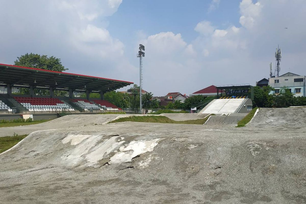 Sejumlah titik di Sirkuit BMX Pulomas, Jakarta Timur, terkelupas pada Kamis (25/4/2019) siang. Karena membutuhkan keahlian dan peralatan khusus, sirkuit ini hampir tidak pernah dipakai oleh masyarakat umum.