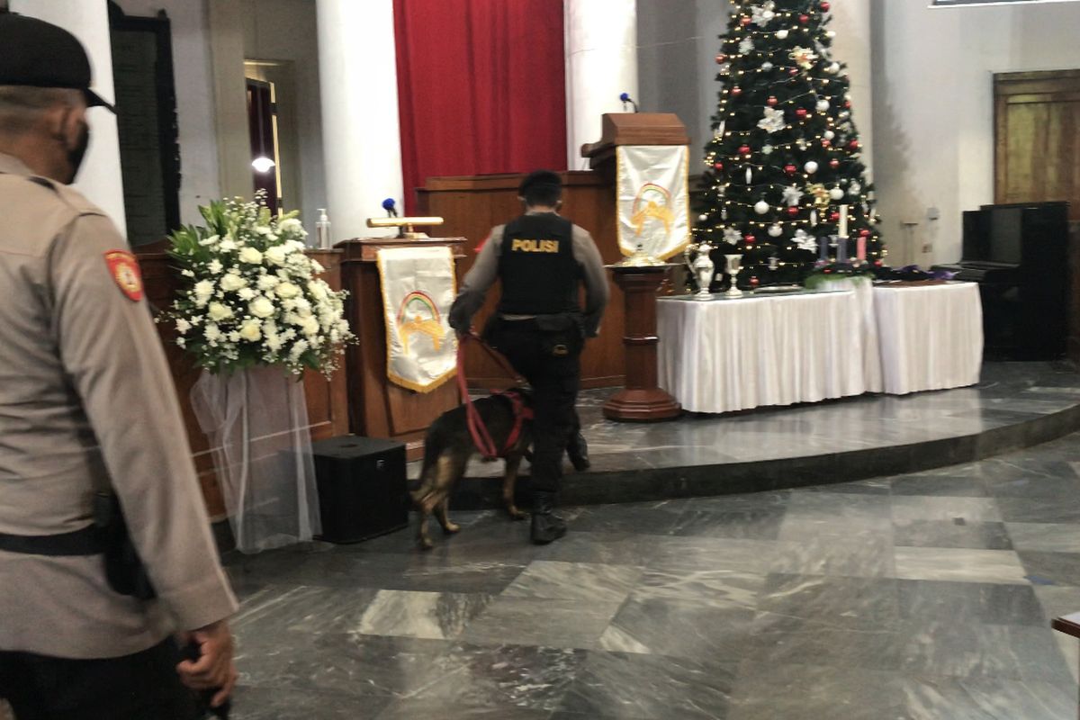 Anggota Korps Brimob bersama Samapta K9 Polda Metro Jaya melakukan penyisiran obyek berbahaya sebelum pelaksanaan Misa Natal di area luar dan dalam Gereja Immanuel, Gambir, Jakarta Pusat pada Jumat (25/12/2020) pagi.