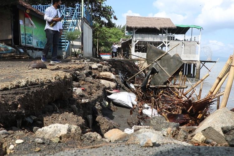 Abrasi terjadi disepanjang kawasan Pantai Mapak Indah, Tanjung Karang, Kecamatan Sekarbela Kota Mataram. Rob yang sempat terjadi Rabu (14/7/2022) menyebabkan sejumlah cafe di kawasan itu rawan roboh karena abrasi.