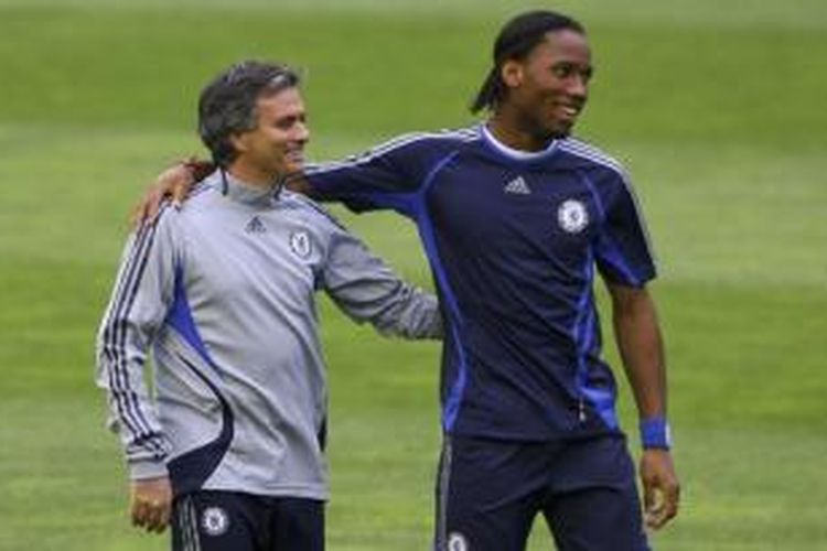 Pelatih Chelsea, Jose Mourinho (kiri) bersama Didier Drogba. 