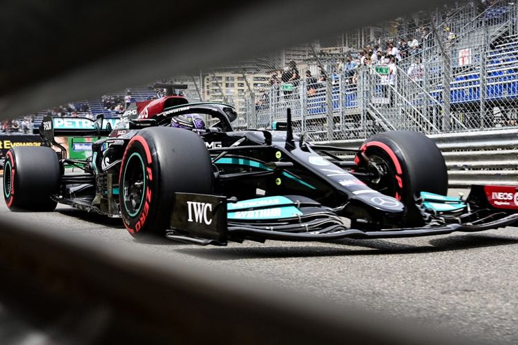 Mobil pebalap Mercedes Lewis Hamilton beraksi pada sesi kualifikasi GP Monaco pada 22 Mei 2021.