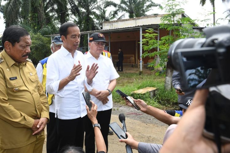 Presiden Joko Widodo saat memberikan keterangan pers usai meninjau Jalan Inpres Jalur Kerkap-Tanjung Agung Pali, di Kabupaten Bengkulu Utara dalam kunjungan kerjanya ke Provinsi Bengkulu pada Jumat (21/7/2023).