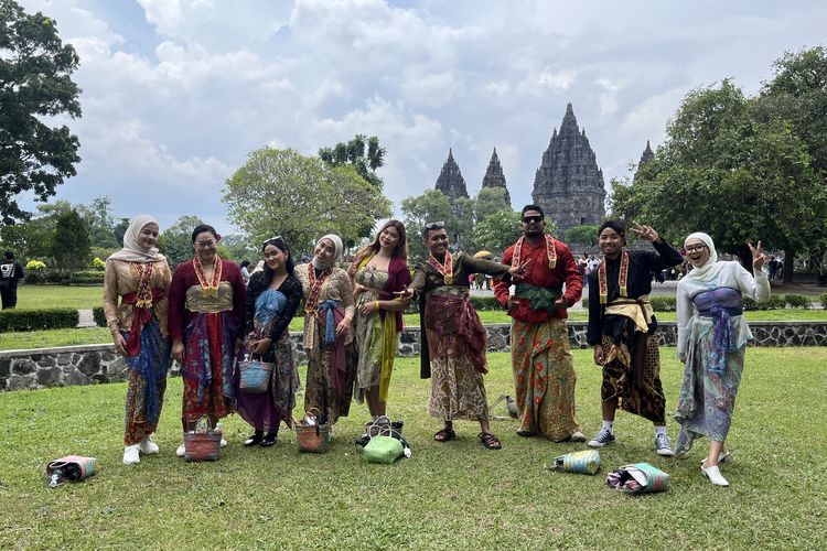 Berkain kini bisa tampil santai dan modern. Stylist Remen Jawi membagikan 7 tips mix and match kain agar tetap nyaman tanpa kehilangan nuansa Jawa.
