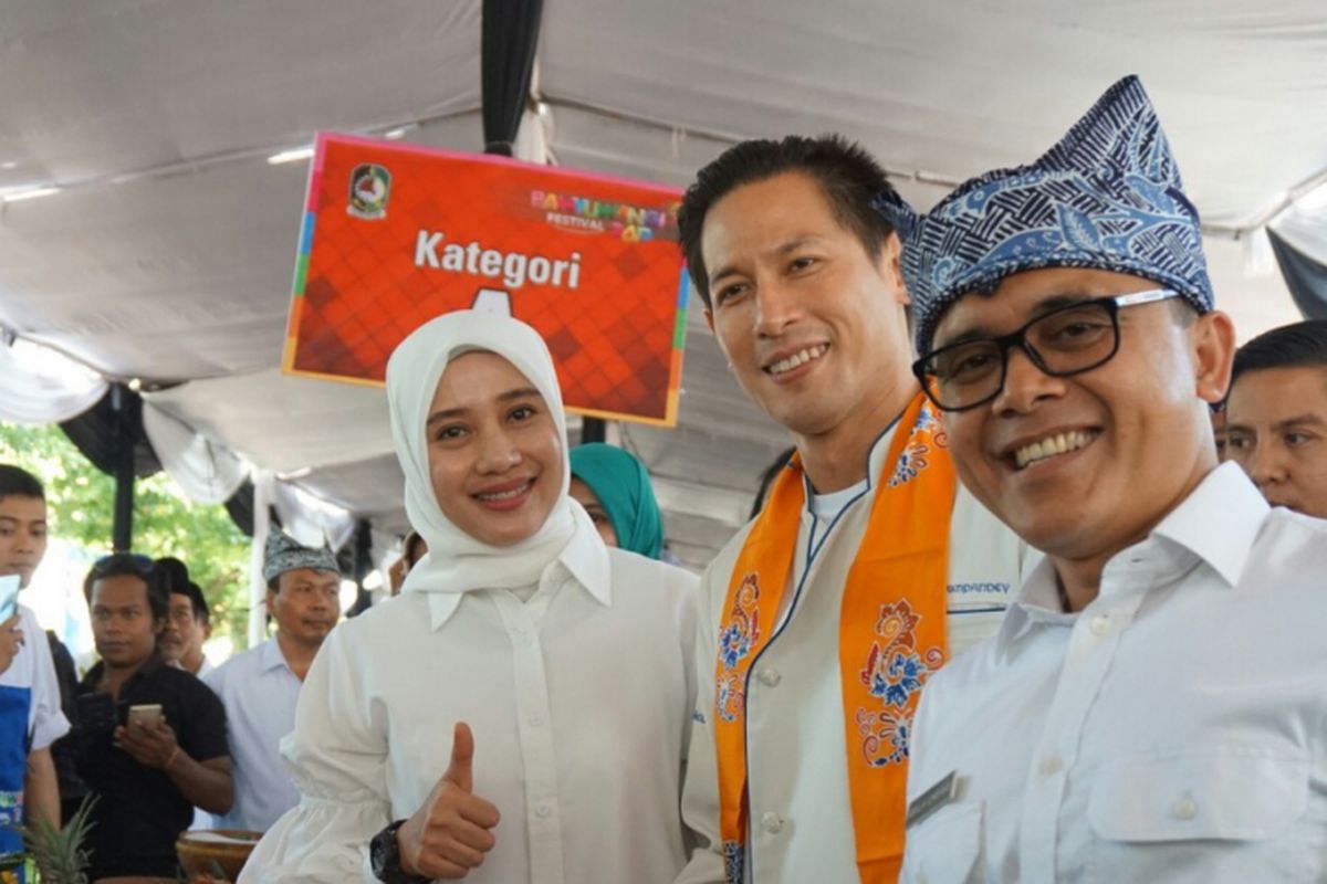 Bupati Banyuwangi Abdullah Azwar Anas beserta istri, foto bersama dengan Cfef Juna pada Festival Banyuwangi Kuliner Rabu (12/4/2017)