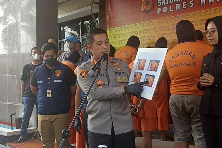Kapolres Karawang AKBP Aldi Subartono menunjukkan tangkapan layar rekaman CCTV yang merekam aksi pencurian bermotor di wilayah Cilamaya, Karawang, Jawa Barat, saat press release di Mapolres Karawang, Jumat (29/7/2022).