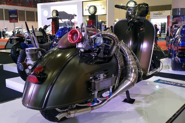 Vespa VBB 1962 garapan Kupu-kupu Malam yang dipajang di booth Indonesian Custom Show di Indonesia International Motor Show (IIMS) Hybrid 2021