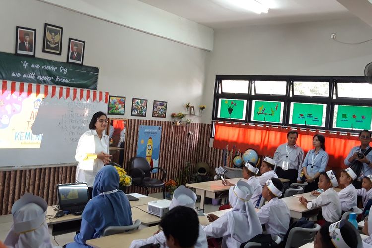 Menteri Keuangan Sri Mulyani Indrawati ketika mengajar di SD Kenari I, Kwitang, Jakarta Pusat, Senin (4/11/2019).