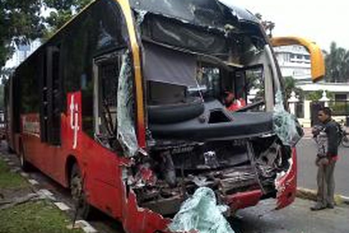 Salah satu bus transjakarta dengan kode Damri 5089 mengalami rusak di bagian depan pada kecelakaan beruntun di jalur busway, Senin (16/6/2014). 