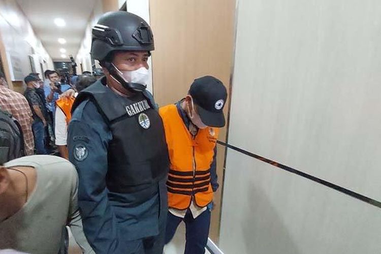 Eks Bupati Bener Meriah, Ahmadi saat dibawa petugas setelah konferensi pers di Mapolda Aceh, Jumat (3/6/2022) 

