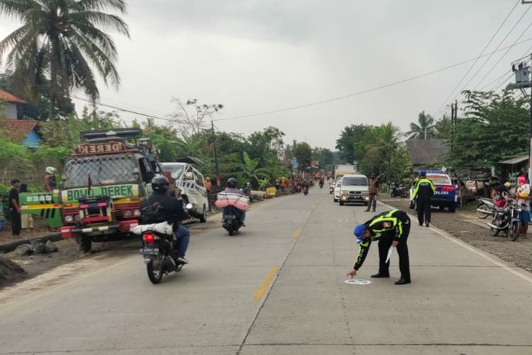 Polisi melakukan olah TKP kecelakaan ambulans pembawa jenazah di jalan raya Desa Kecila, Kecamatan Kemranjen, Kabupaten Banyumas, Jawa Tengah, Selasa (23/2/2021).