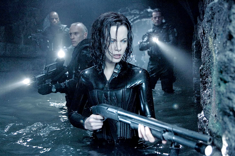 Kate Beckinsale berperan sebagai Selene, manusia setengah vampir, dalam film Underworld: Evolution (2006).
