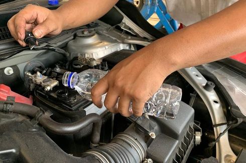 Ini Bedanya Air Aki Botol Merah dan Biru 