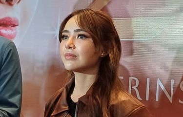 Aktris Amanda Manopo saat diwawancarai usai jumpa pers jelang perilisan film 1 Imam 2 Makmum di XXI Epicentrum Kuningan, Jakarta Selatan, Kamis (9/1/2025).