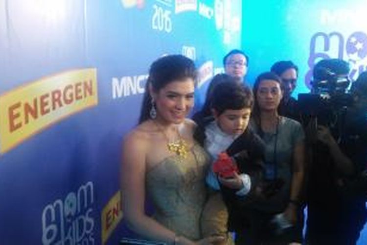 Carissa Putri dan putranya usai menghadiri Mom & Kids Awards 2015 di studio MNCTV, TMII, Jakarta Timur, Selasa (22/10/2015) malam.