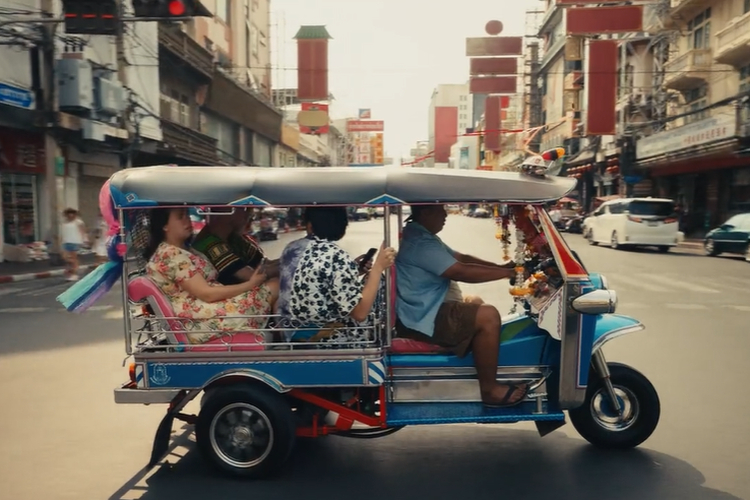 Para karyawan naik tuk-tuk di kota Bangkok, digambarkan dalam iklan Apple The Underdogs: OOO.