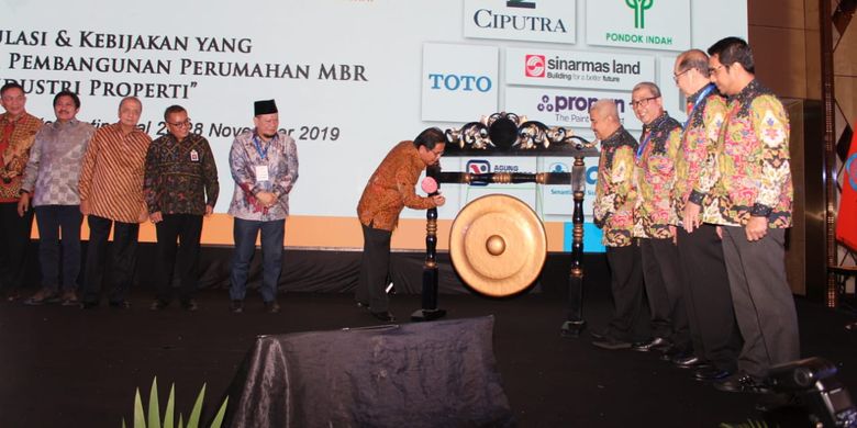 Persatuan Perusahaan Realestat Indonesia (REI) menggelar Musyawarah Nasional (Munas) REI ke-16 di Hotel Intercontinental Pondok Indah, dari 26-28 November 2019. Kegiatan tersebut dibuka oleh Menteri ATR dan Kepala BTN Sofyan Djalil, Rabu (27/11/2019) kemarin.