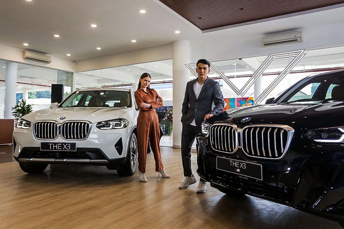 Mobil BMW X3 saat Peresmian BMW Ultima, BMW Approved Bodyshop pertama di Indonesia, di Jalan Ciater, Serpong, Tangerang Selatan, Rabu, (16/3/2022). BMW Ultima merupakan BMW Approved Bodyshop pertama di Indonesia karena menggunakan teknisi terlatih, peralatan diagnostik terbaru, dan suku cadang asli BMW dan MINI, serta telah diakui oleh BMW AG Jerman dengan mendapatkan level tertinggi.