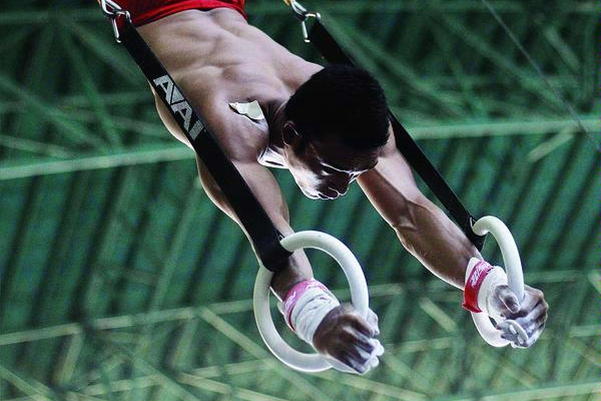 Pesenam Ronny Saputra berlatih nomor gelang-gelang di GOR Senam DKI Jakarta, Jakarta Timur, Jumat (5/8). Tim senam yang masuk tim SEA Games XXVI/2011 terus ditempa oleh pelatih senam artistik putra, Jonathan Sianturi.