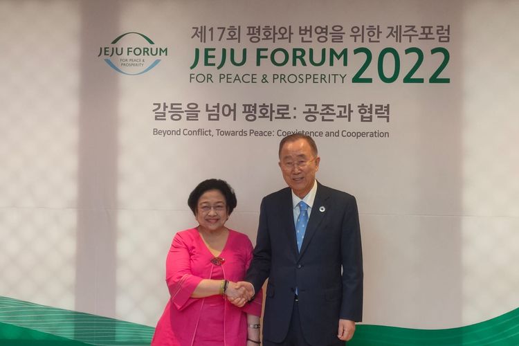 Presiden ke-5 RI Megawati Soekarnoputri berfoto bersama Sekretaris Jenderal ke-8 Perserikatan Bangsa-Bangsa (PBB) Ban Ki-Moon sebelum acara Jeju Forum for Peace and Prosperity, Korea Selatan, Kamis (15/9/2022).