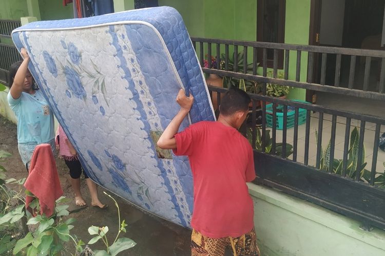 Dua warga menggotong kasur yang terendam banjir untuk dijemur di Kampung Pangkalan, Kelurahan Situmekar, Kecamatan Lembursitu, Sukabumi, Jawa Barat, Senin (11/5/2020).