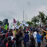 Massa Aksi BEM SI Tiba di Gedung DPR RI dan Mulai Berorasi