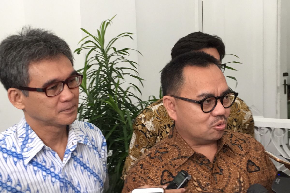 Ketua Tim Sinkronisasi untuk Anies Baswedan dan Sandiaga Uno, Sudirman Said (kanan), memberi keterangan pers usai menemui Kepala Bappenas Bambang Brodjonegoro, Selasa (1/8/2017) siang. Sudirman ditemani anggota Tim Sinkronisasi, Marco Kusumawijaya, berbicara mengenai kebijakan pembangunan di Jakarta, salah satunya reklamasi.