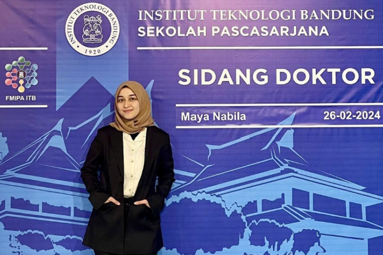 Maya Nabila meraih gelar doktor pada usia 24 tahun dari Jurusan Matematika FMIPA ITB.