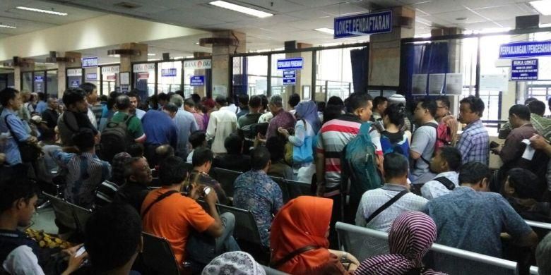 Masyarakat yang antri di Samsat Jakarta Timur buat mengurus surat-surat kendaraan