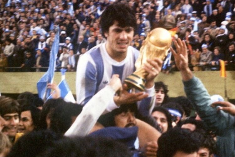 Kapten Argentina, Daniel Passarella, memegang trofi Piala Dunia 1978 yang mereka menangkan setelah mengalahkan Belanda 3-1 di final.