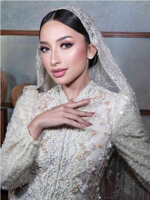 Jennifer Coppen tampil anggun dalam acara pengajian jelang pernikahan. Intip detail busana, makeup, hingga gaya elegannya.