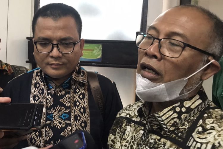 Bambang Widjojanto (kanan) dan Denny Indrayana (kiri) di Pengadilan Negeri (PN) Jakarta Selatan, Selasa (12/7/2022).