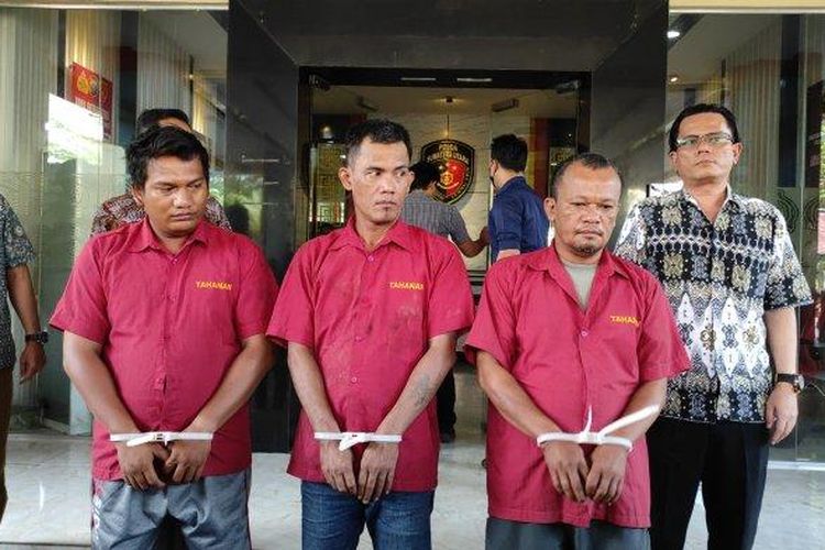 Pelaku pengeroyokan dan pembakaran mobil oknum wartawan berinisial TDEN di Desa Kampung Lalang, Kecamatan Sunggal, Kabupaten Deli Serdang, Sumatera Utara saat dipaparkan di Polda Sumut, Jumat (16/2/2024). 