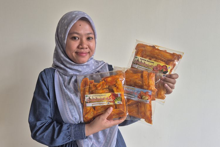 Pelaku usaha UMKM kripik balado Agnes Anggela yang juga menjadi peserta acara Kelas TUNAI. 