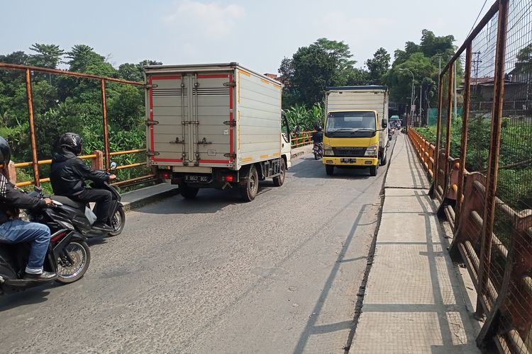 Bupati Bandung Dadang Supriatna mengaku telah menyurati pihak Bina Marga Provinsi Jawa Barat agar segera memperbaiki Jembatan Nanjung yang kondisinya sangat mengkhawatirkan.