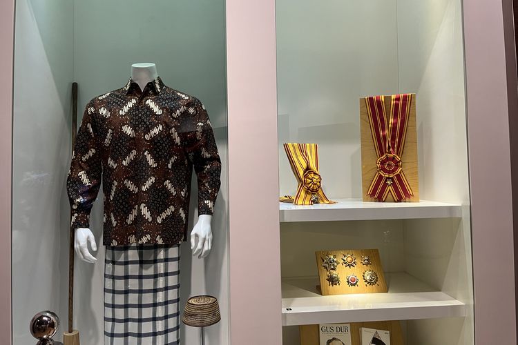 Koleksi baju yang dikenakan oleh Gusdur selama menjabat sebagai Presiden Indonesia, di Museum Kepresidenan RI Balai Kirti, Bogor, Rabu (18/10/2023).