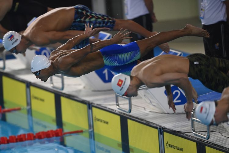 Perenang Indonesia Gagarin Nathaniel melakukan lompatan start pada nomor 100 meter gaya dada putra Renang SEA Games di Aquatic Sport Palace, Hanoi,  Vietnam, Sabtu (14/5/2022). Gagarin Nathaniel finis ketiga dengan catatan waktu 1 menit 2,74 detik dan meraih medali perunggu. ANTARA FOTO/Zabur Karuru/aww.