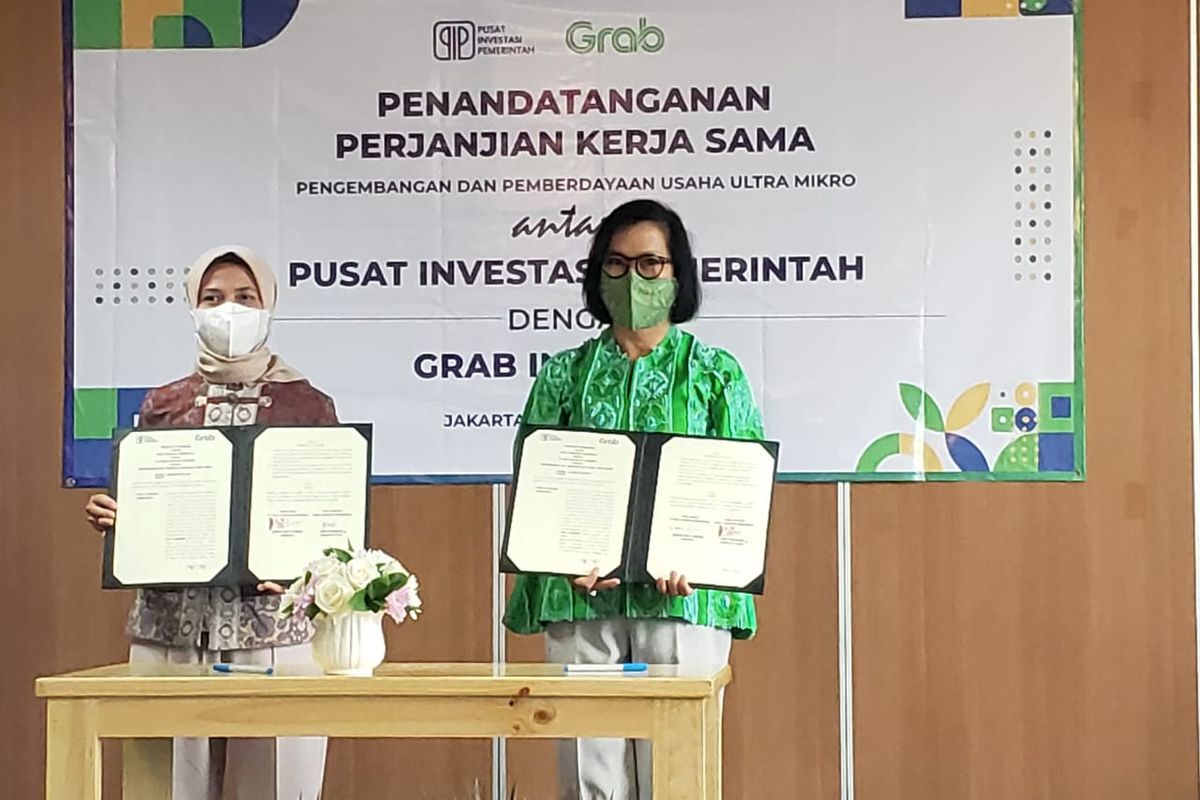 Direktur utama BLU-PIP, Ririn Kadariyah (kiri) dan Country Managing Director Grab Indonesia, Neneng Goenadi (kanan) menandatangani kerja sama untuk kampanye Bersama Sahabat ? UMi Bangkit untuk memperkuat sektor Ultra Mikro (UMi) Indonesia.