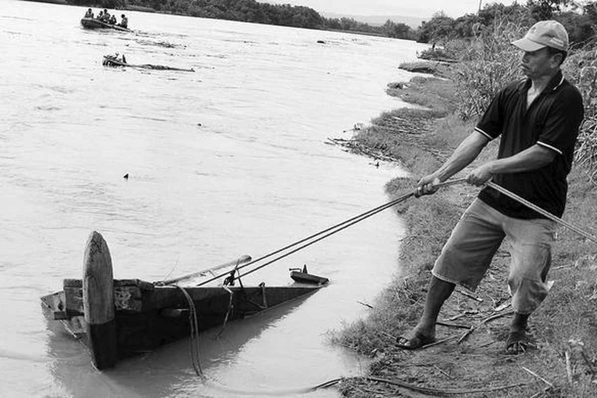 Perahu penyeberangan yang terbalik dan tenggelam di Bengawan Solo, Bojonegoro, Jawa Timur, Senin (2/5), ditemukan di Desa Ngablak, Kecamatan Dander, sekitar 3 kilometer dari lokasi tenggelamnya perahu di Dusun Genuk, Desa Padang, Kecamatan Trucuk.