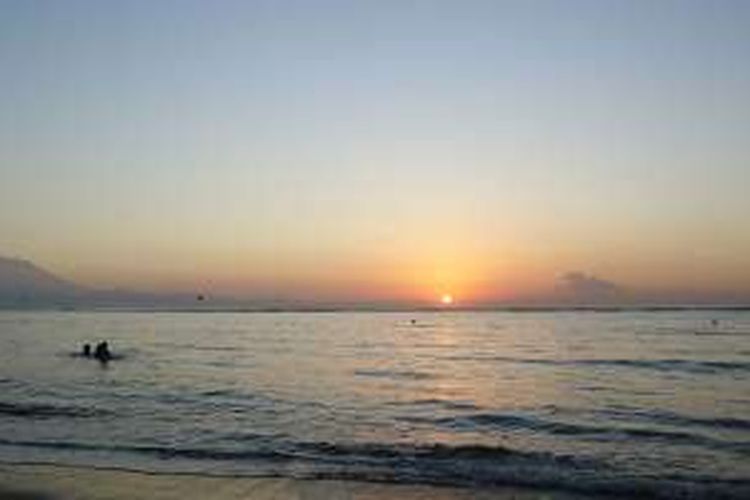 Matahari terbit di Pantai Sanur, Bali.
