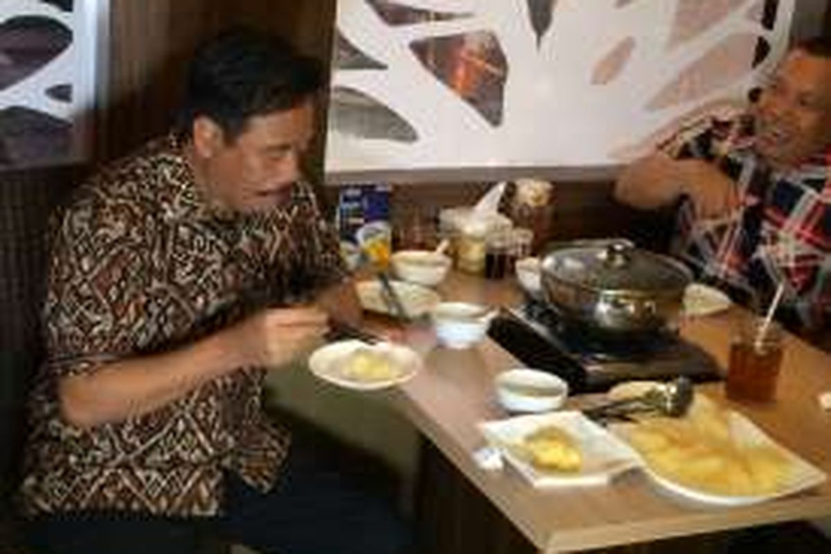 Calon wakil gubernur DKI Jakarta, Djarot Saiful Hidayat, makan singkong rebus di restoran Jepang, Jakarta Barat, Minggu (4/12/2016).