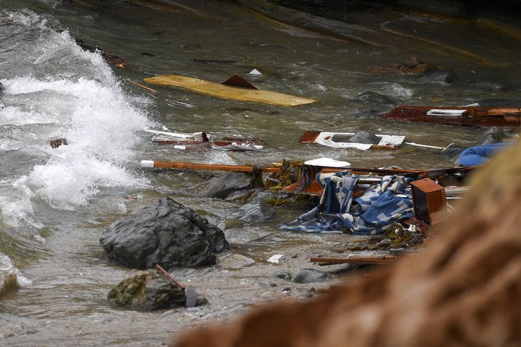Puing-puing dan puing-puing dari kapal yang terbalik terdampar di Monumen Nasional Cabrillo dekat tempat sebuah kapal terbalik di lepas pantai San Diego pada Minggu, (2/5/2021).