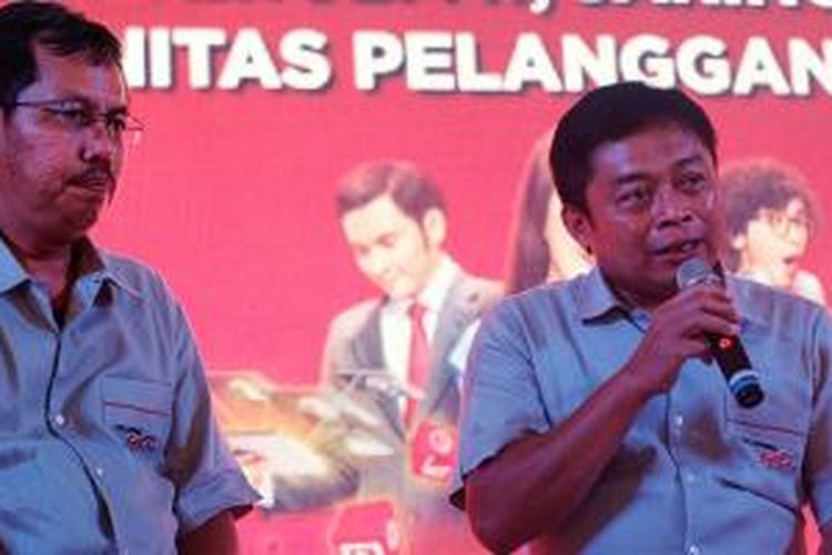 Direktur Sales Telkomsel Mas'ud Khamid (kiri) bersama Direktur Utama Telkomsel Ririek Andriansyah