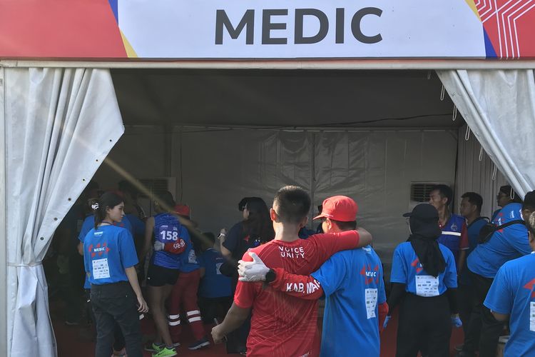 Petugas medis Borobudur Marathon 2023 memapah pelari yang mengalami kelelahan di Taman Lumbini, Kawasan Candi Borobudur, Magelang, Jawa Tengah, Minggu (19/11/2023).