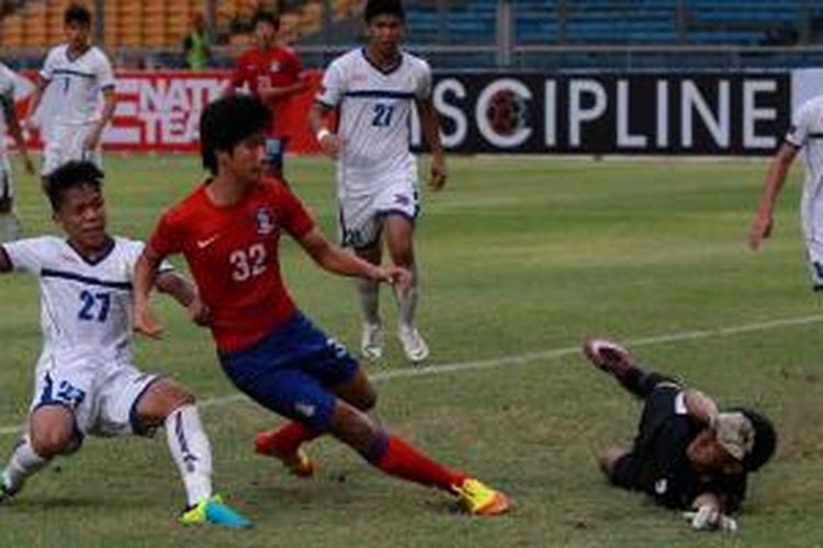 Pemain sepak bola Korea Selatan, Park Inhyeok (tengah) berhasil membobol gawang Filipina pada pertandingan kualifikasi Grup G Piala Asia U-19 di Stadion Utama Gelora Bung Karno, Jakarta, Selasa (8/10/2013). Korea Selatan unggul dengan skor 4-0. 