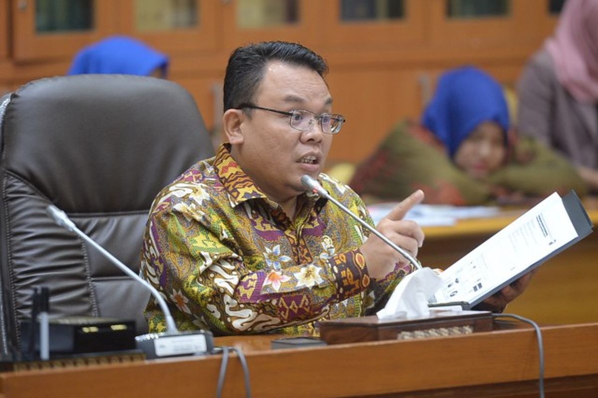 Anggota Komisi X DPR RI Saleh Partaonan Daulay mengkritisi kebijakan Pemerintah Indonesia yang menerima masuk tenaga kerja asing (TKA) asal China di tengah Pandemi Covid-19. 