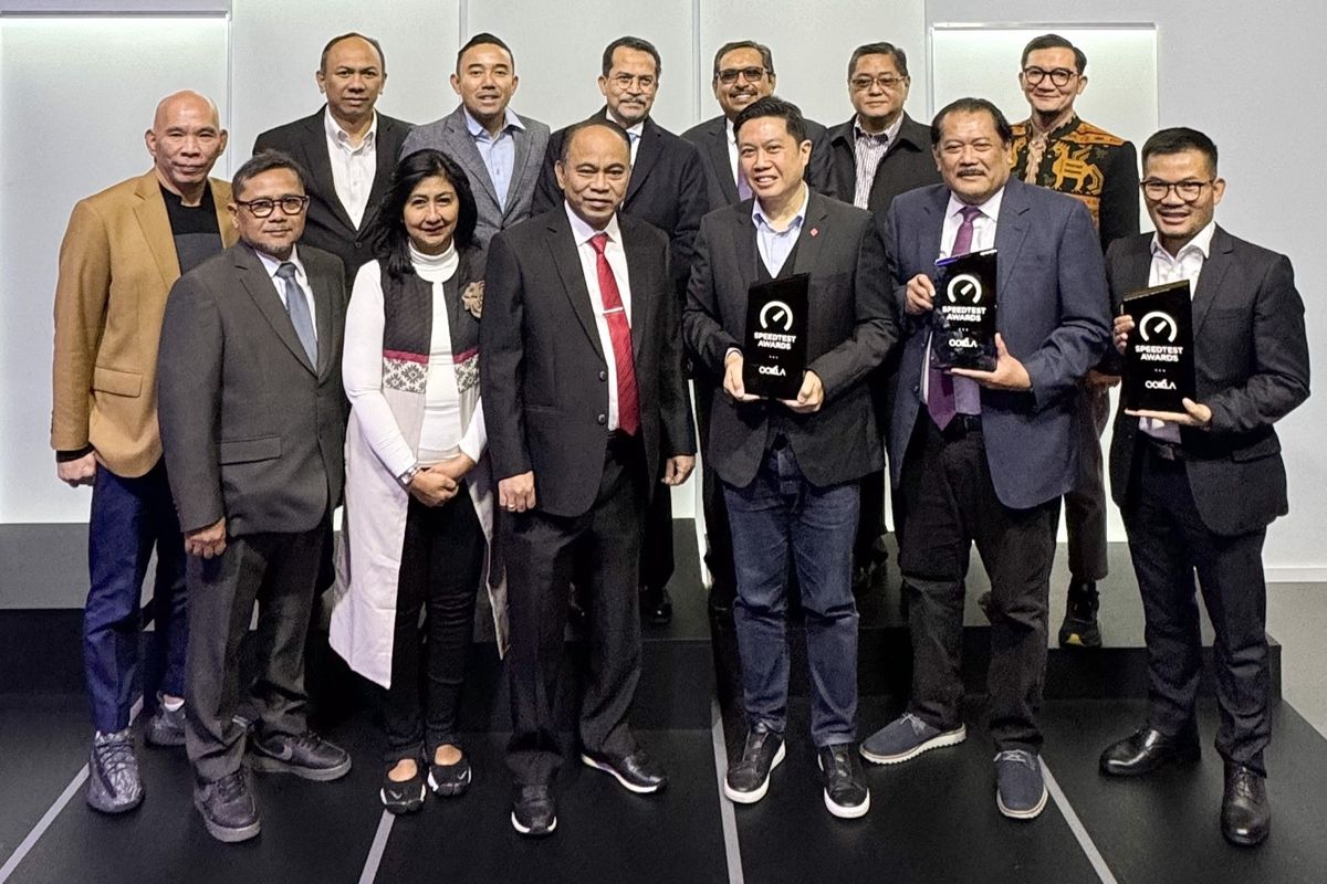 Menteri Komunikasi dan Informatika Republik Indonesia Budi Arie Setiadi (tengah depan) beserta jajarannya turut hadir di Mobile World Conference (MWC) 2024 Barcelona (27/2) bersama Direktur Marketing Telkomsel, Derrick Heng (ketiga dari kanan, depan), Komisaris Telkomsel, Sarwoto (kedua dari kanan), dan VP Customer Journey & Digital Experience Telkomsel, Nirwan Lesmana (kanan) untuk memperingati sejumlah penghargaan yang diterima oleh Telkomsel berdasarkan hasil pengukuran dan analisis Ookla®? selama periode Juli - Desember 2023. Gelar Best Mobile Coverage, Fastest Mobile Network, dan Best Mobile Network sekaligus dari Ookla®? Speedtest Awards?? merupakan buah dari komitmen Telkomsel dalam upaya menghadirkan konektivitas, solusi, dan layanan terdepan untuk meningkatkan pengalaman digital seluruh pelanggannya secara merata dan setara di Indonesia.