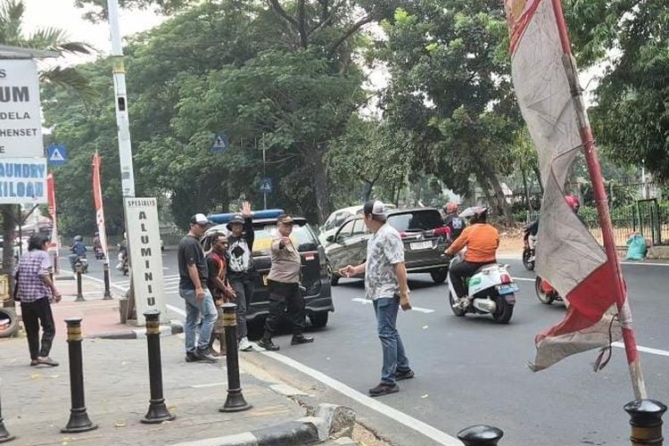 Pria Tanpa Busana Ngamuk Pukuli Pemotor hingga Jatuh di Lenteng Agung Jaksel
