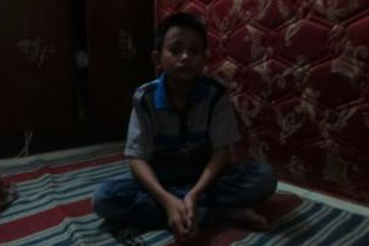 Azmi Abdul Malik (12), anak yang kehilangan bola matanya sejak kecil. Azmi mendapat bantuan biaya pengobatan dari Gubernur DKI Jakarta Basuki Tjahaja Purnama. Kamis (13/8/2015) 