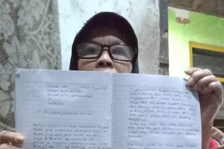 Ai Rukiah (59) ibu seorang TKW asal Cianjur, Jawa Barat memerlihatkan surat yang ditujukan ke Presiden Jokowi untuk menuntut kejelasan kasus kematian yang menimpa anaknya yang diduga dibunuh di Arab Saudi, dua tahun lalu.